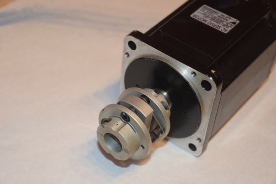 Yaskawa SGM-08A2FJ34 AC SERVO MOTOR 400W 200V 2.6A 3000RPM NEW